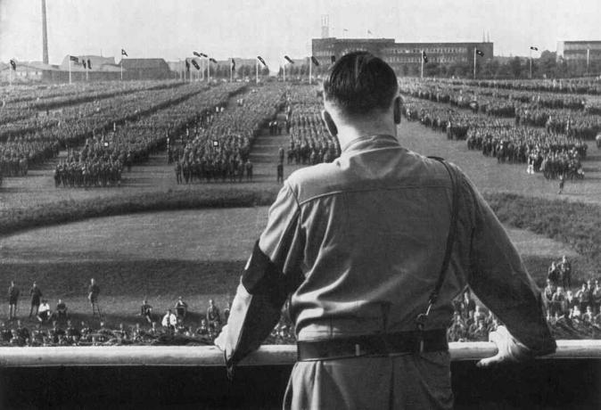 الألماني الفوهرر والزعيم النازي أدولف هتلر يخاطبان الجنود في تجمع للنازيين في دورتموند بألمانيا