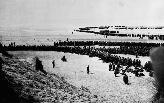 القوات البريطانية والفرنسية تنتظر إخلاء عاجل من شواطئ دنكيرك ،