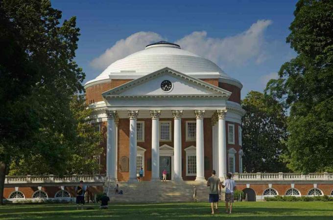 الولايات المتحدة الأمريكية ، فيرجينيا ، جامعة فيرجينيا روتوندا والقرية الأكاديمية. أسسها توماس جيفرسون ؛ شارلوتسفيل