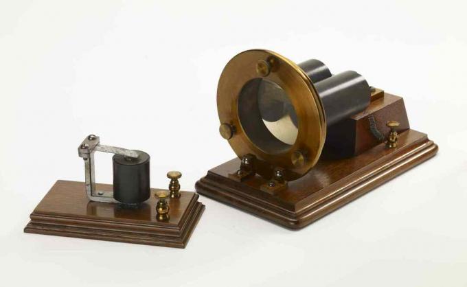 تم إنشاء مستقبل التلغراف التوافقي بواسطة ألكسندر جراهام بيل حوالي عام 1876.