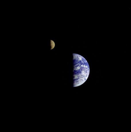 الأرض والقمر البعيدين