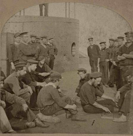 بحارة الشاشة يسترخون على سطحه ، صيف 1862.
