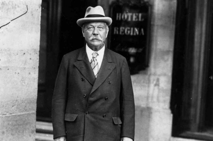 الروائي الاسكتلندي آرثر كونان دويل ، 1925