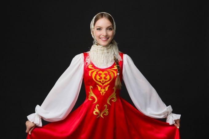 فتاة قوقازية تبتسم جميلة بالزي الشعبي الروسي