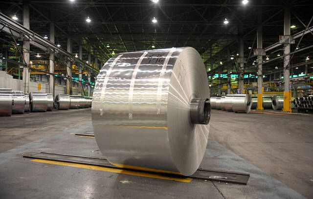 ملف ألمنيوم يقف في مستودع في انتظار النقل ، في مصنع صهر Alcoa World Alumina Australia ، المملوك جزئيًا لشركة Alumina Ltd.