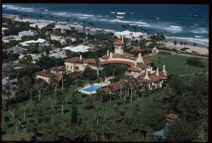 يقع عقار Mar-a-Lago ، المملوك من قبل دونالد ترامب ، على حافة المياه في بالم بيتش ، فلوريدا. 