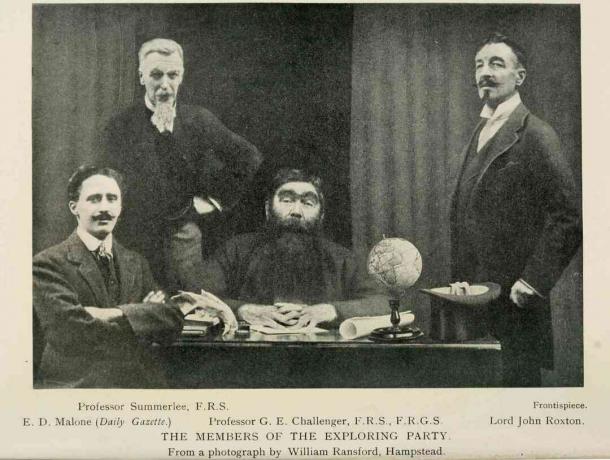 صورة مزيفة من الإصدار الأصلي لعام 1912 من العالم المفقود يضم آرثر كونان دويل كأستاذ تشالنجر.