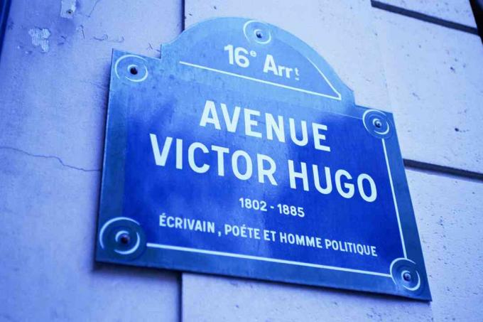 لافتة شارع شارع فيكتور هوغو في باريس