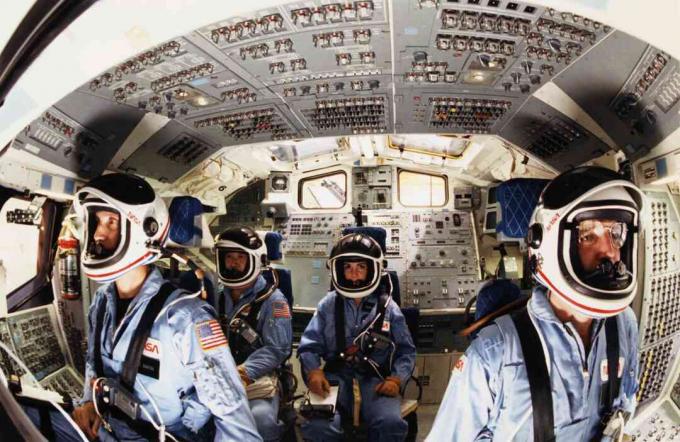 مكوك الفضاء الأمريكي رواد الفضاء قبل الرحلة المأساوية