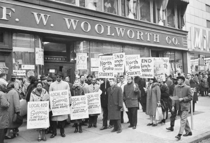 متظاهرون CORE خارج متجر Harlem Woolworth