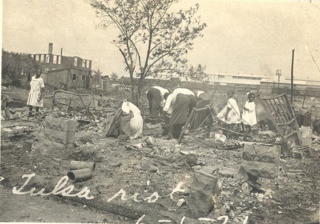 أشخاص يبحثون بين الأنقاض بعد مذبحة سباق تولسا ، تولسا ، أوكلاهوما ، يونيو 1921.