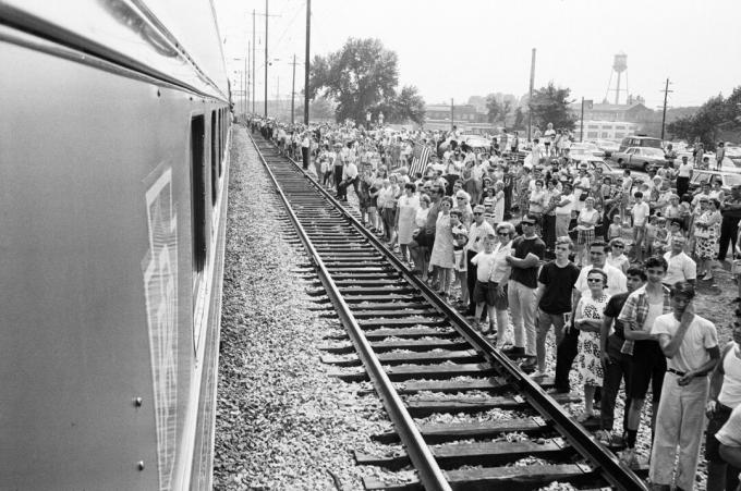 حشود تشاهد قطار جنازة روبرت ف. كينيدي