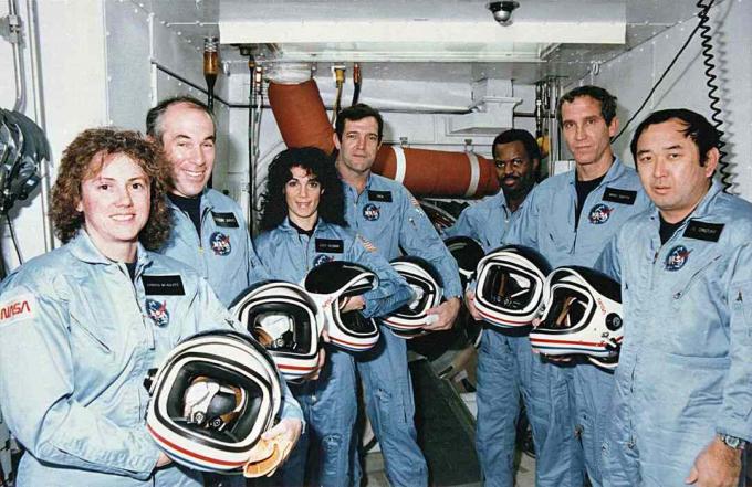 صور مكوك الفضاء تشالنجر STS-51L Pictures - طاقم تشالنجر 51-L في الغرفة البيضاء