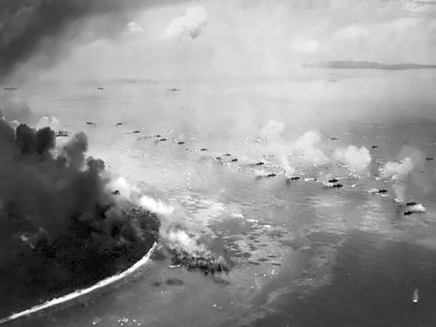 مشاة البحرية الأمريكية تهبط على Peleliu