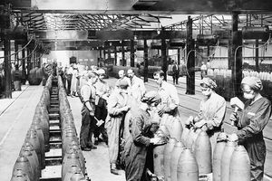 نساء يعملن في مصنع للذخائر خلال الحرب العالمية الأولى ، صورة بالأبيض والأسود.