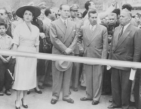الرئيس الغواتيمالي جاكوبو أربينز ومساعدوه بعد الانقلاب المدعوم من الولايات المتحدة ، 1954