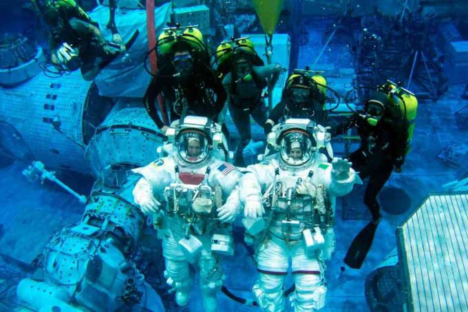 يتدرب رواد الفضاء بشكل مكثف على الأرض ، يرتدون بدلات الضغط ، لمحاكاة العمل في الفضاء