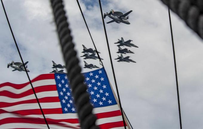 طائرات الجناح الجوي للحاملة (CVW) والجناح الجوي لحاملة الطائرات الفرنسية تحلق فوق حاملة الطائرات USS George HW Bush.
