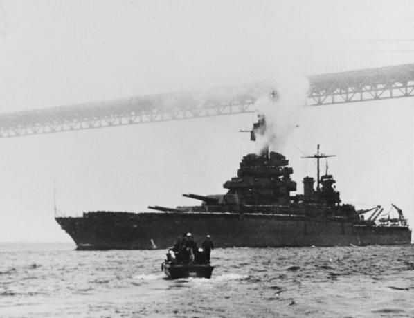 سفينة حربية يو إس إس كولورادو تمر تحت جسر البوابة الذهبية.