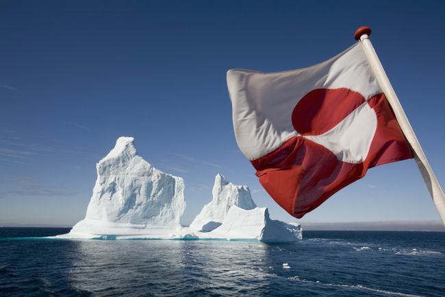علم جرينلاند على عبّارة خط أومياك القطبية الشمالية