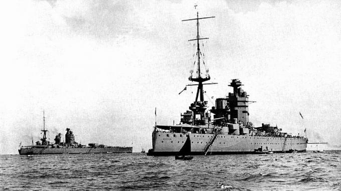 البوارج HMS Nelson و HMS Rodney في المرساة.
