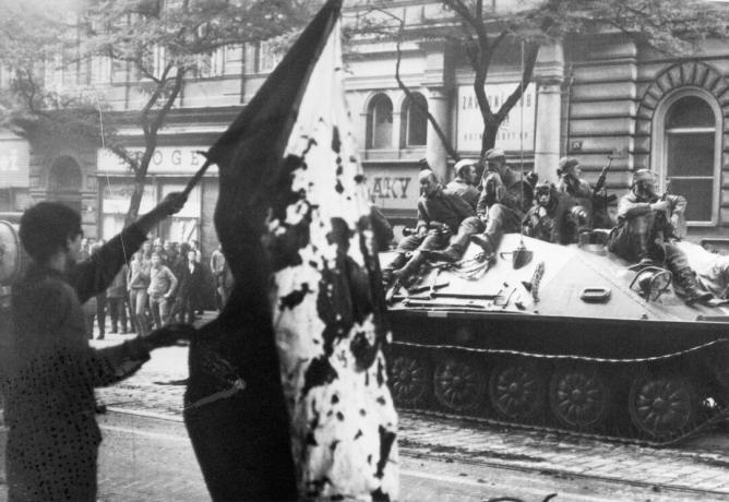 صورة للدبابات السوفيتية التي تغزو تشيكوسلوفاكيا في عام 1968
