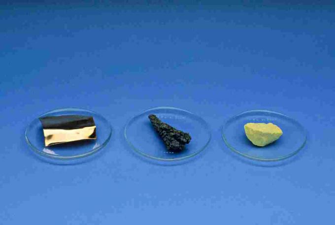 المعدن: النحاس (يسار) ؛ فلز: الزرنيخ (وسط) ؛ وغير معدني: كبريت (يمين).