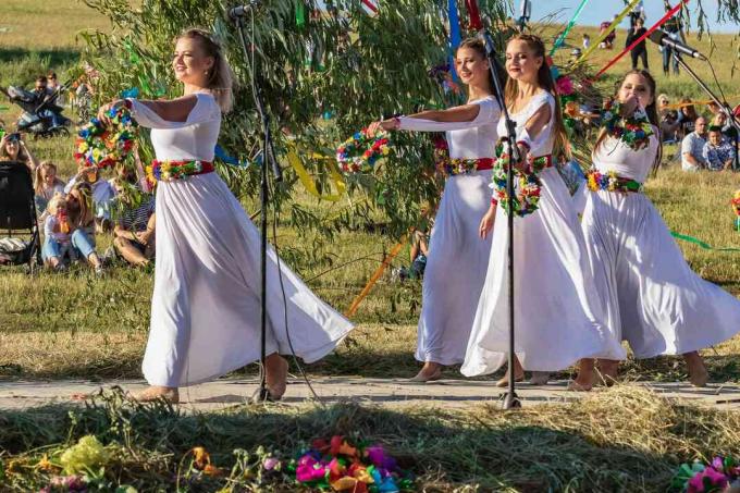 العيد السلافي التقليدي السنوي لإيفان كوبالا في الهواء الطلق في حقل كبير.