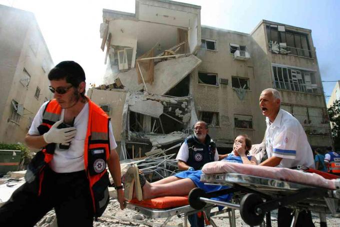 نقل الجرحى بعد هجوم صاروخي لحزب الله في 17 يوليو / تموز 2006 في مدينة حيفا شمال إسرائيل. صور Uriel Sinai / Getty Images
