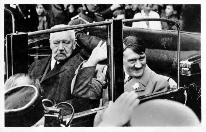 الرئيس الألماني بول فون هيندنبورغ (1847 - 1934 ، يسار) في سيارة مع الزعيم النازي ومستشار ألمانيا ، أدولف هتلر (1889 - 1945) ، في طريقها إلى تجمع شبابي في يوم العمال في Lustgarten ، برلين ، الأول مايو 1933.
