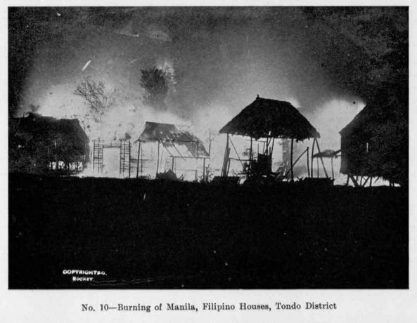 منظر ليلي لحرق مانيلا مع اشتعال النيران في المنازل الفلبينية