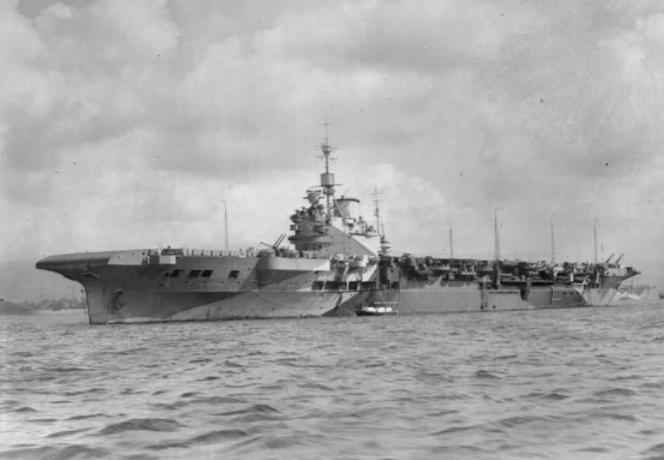 صورة لحاملة الطائرات HMS Illustrious