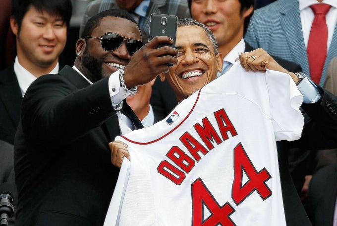 الرئيس أوباما وديفيد أورتيز من بوسطن ريد سوكس يلتقيان معًا في حفل البيت الأبيض لتكريم أبطال السلسلة العالمية 2013. تعلم كيف تساعد نظرية التفاعل الرمزية في تفسير شعبية الصور الشخصية.