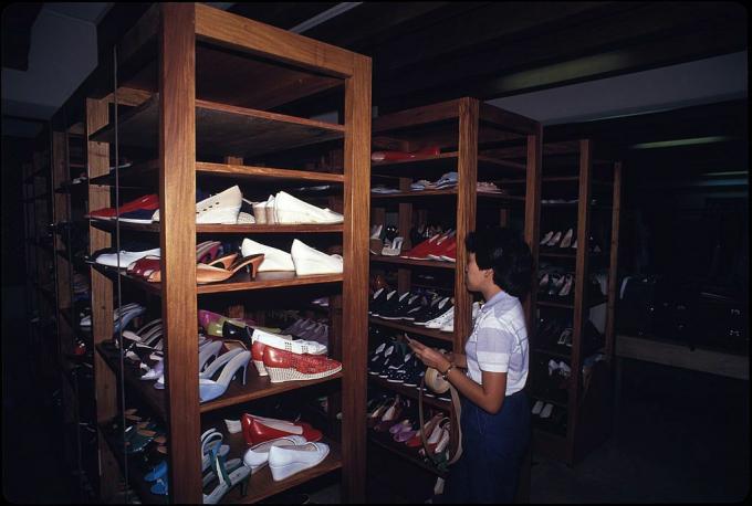 أحذية إيميلدا ماركوس: جرد مصنوع من أحذية للسيدة الأولى السابقة للفلبين ، إيميلدا ماركوس ، في قبو أسفل غرفة نومها في قصر مالاكانانج ، مانيلا ، 1986.