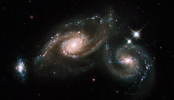 ثلاث مجرات يشاهدها تلسكوب هابل الفضائي