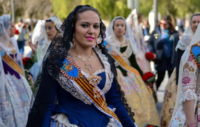 Fallera يرتدي ملابس تقليدية من القرن الثامن عشر
