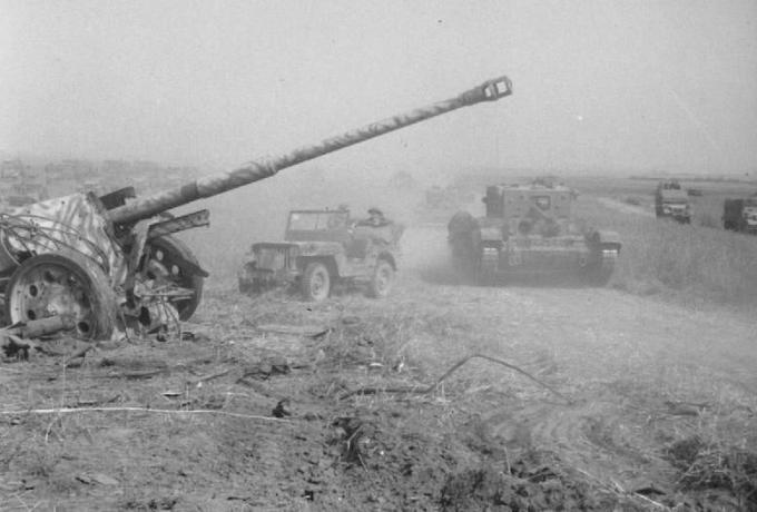 تقدمت الدبابة البريطانية بعد مدفع ميداني ألماني محطم.
