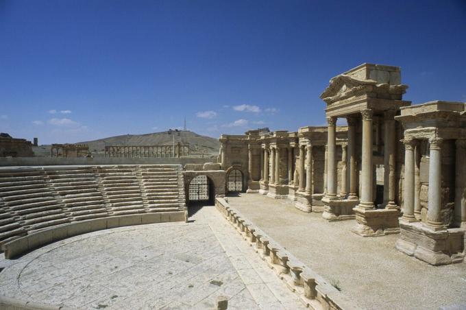 ترميم المسرح الروماني بالحجر والرخام في تدمر ، سوريا