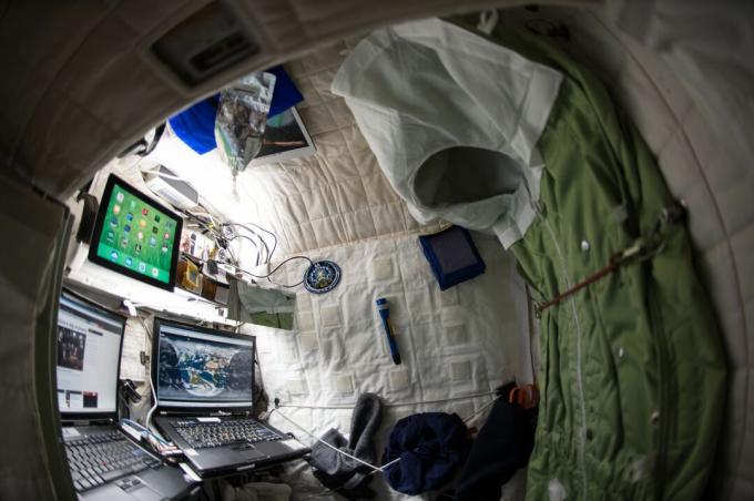 سكوت كيلي أرباع شخصية في محطة الفضاء الدولية.
