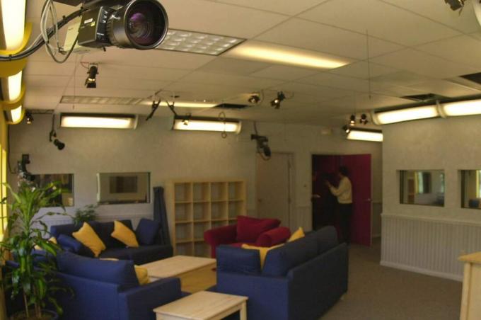تم إعداد واحدة من ثمانية وعشرين كاميرا للعرض الجديد "Big Brother" القائم على الواقع لأول مرة على شبكة سي بي إس 5 يوليو 2000. يضم فيلم "Big Brother" عشرة غرباء ، معزولين تمامًا عن العالم الخارجي ، يتواجدون في منزل منعزل.