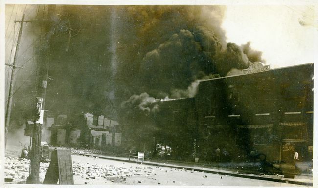الممتلكات المتضررة والدخان القادم من المباني بعد مذبحة تولسا سباق ، تولسا ، أوكلاهوما ، يونيو 1921.