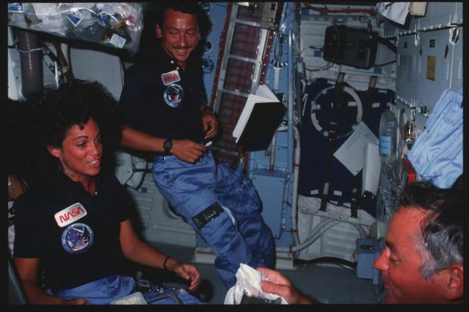 رائد الفضاء جوديث ريسنيك على متن ديسكفري.