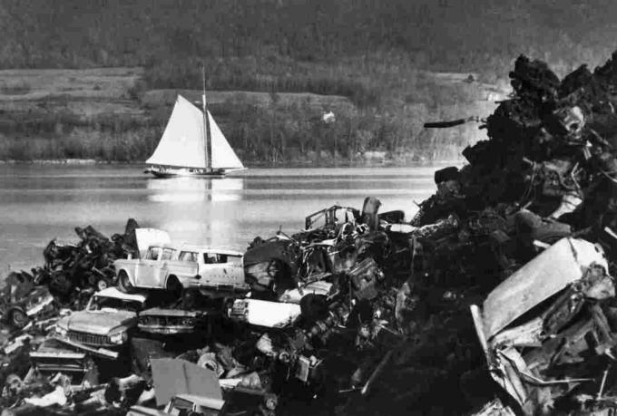 انزلاق بيت سيجر كليرووتر ، الإبحار بالقرب من مكب القمامة.