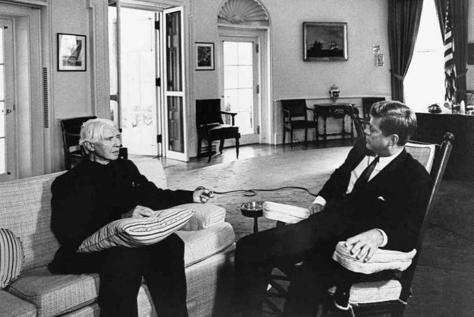 صورة كارل ساندبورغ والرئيس كينيدي في المكتب البيضاوي