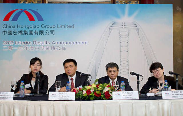 المدراء التنفيذيون في China Hongqiao Group، Ltd. حضور المؤتمر الصحفي لأرباح الشركة في هونغ كونغ ، الصين