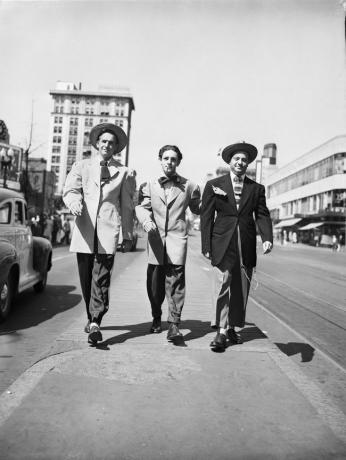 صورة لثلاثة رجال يرتدون بدلة زوت.