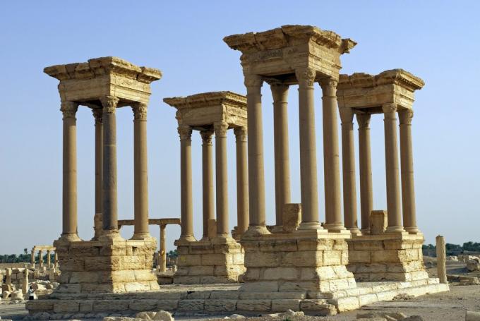 رباعي الأرجل الذي أعيد بناؤه في كاردو ماكسيموس ، تدمر ، سوريا
