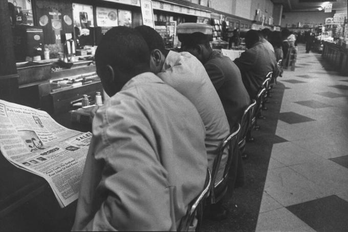 الأمريكيون الأفارقة في مكتب الغداء في Woolworth Store