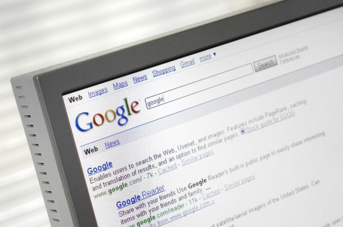 صفحة محرك بحث Google مع عرض نتائج البحث على شاشة الكمبيوتر