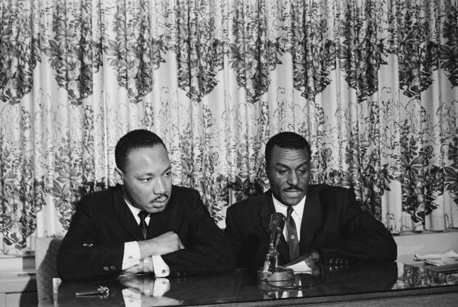 نشطاء الحقوق المدنية مارتن لوثر كينغ جونيور وفريد ​​شاتلزوورث يعقدون مؤتمرًا صحفيًا في بداية حملة برمنغهام ، مايو 1963.